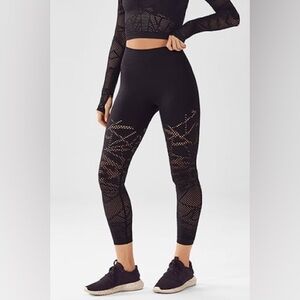 Fabletics Seamless Mid-Rise Statement Capri size Medium